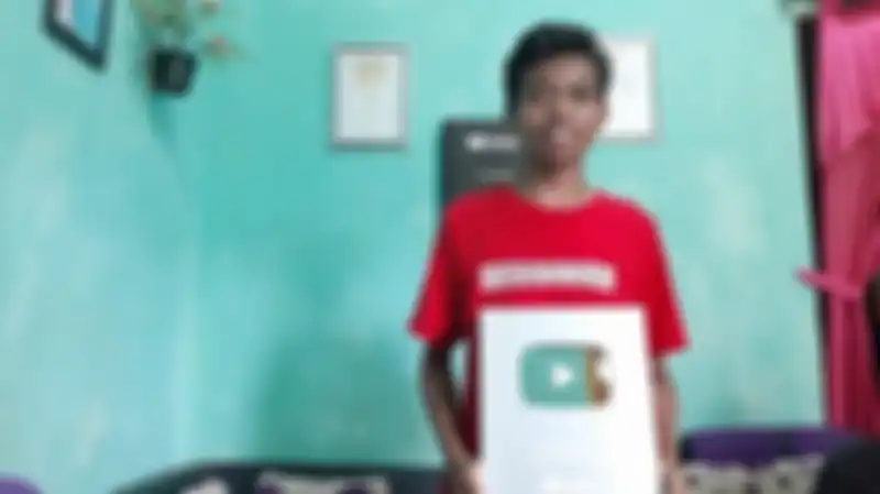 Riyanto Husnoooh baru saja menerima Plakat Silver dari Youtube