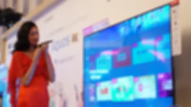 Tv Sharp dnegan google assistant bisa diperintah lewat suara melalui remote tv.
