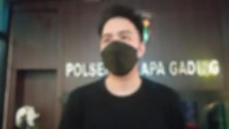 Pemilik restoran nasi Padang babi sudah bikin orang Minang murka. Foto tampangnya disebarkan usai diperiksa polisi. 