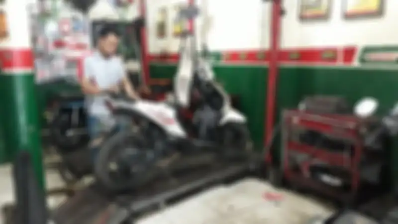Ilustrasi servis motor matic