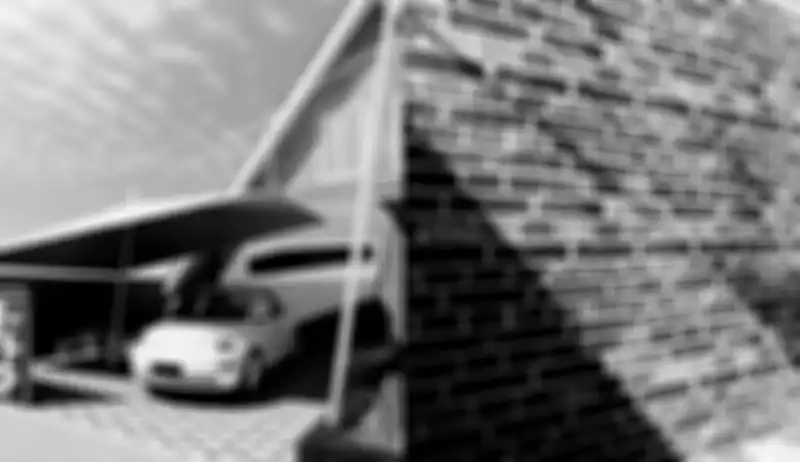 Atap carport rumah bergaya tropis ini dari material shade sail yang bisa dibongkar pasang.