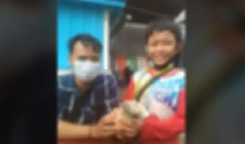 Ditinggal ayahnya menghadap ilahi, seorang bocah lunasi cicilan motor sang ayah pakai uang recehan hasil markir.