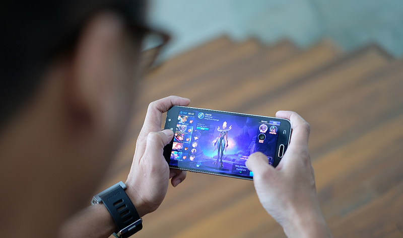 Ilustrasi main mobile game
