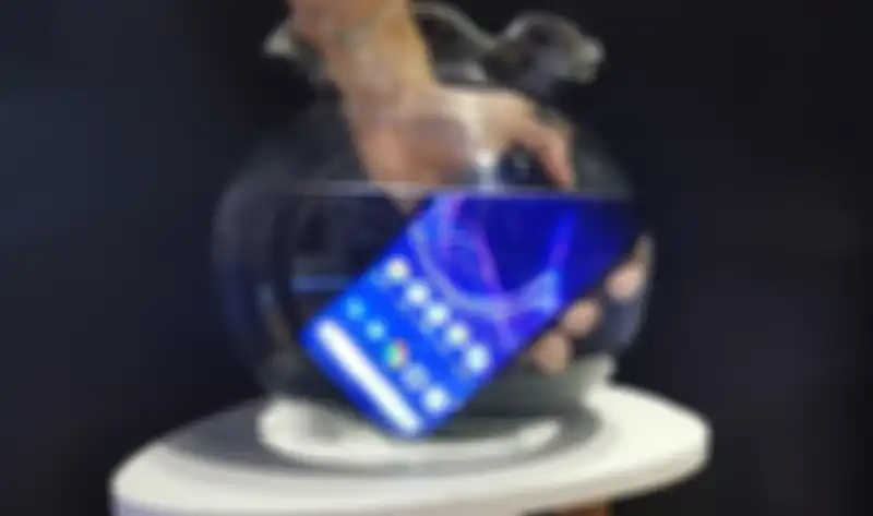 Ilustrasi-Tahan di dalam air, aquos sense4 Plus beri rasa aman menggunakan.