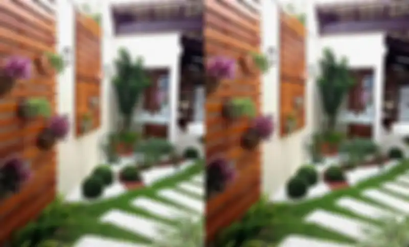 Dinding taman kering tampil artistik dengan papan semen motif kayu tahan cuaca.