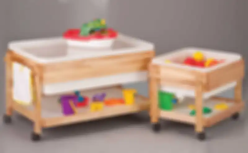 Ilustrasi furnitur kayu dipadu plastik untuk anak. 