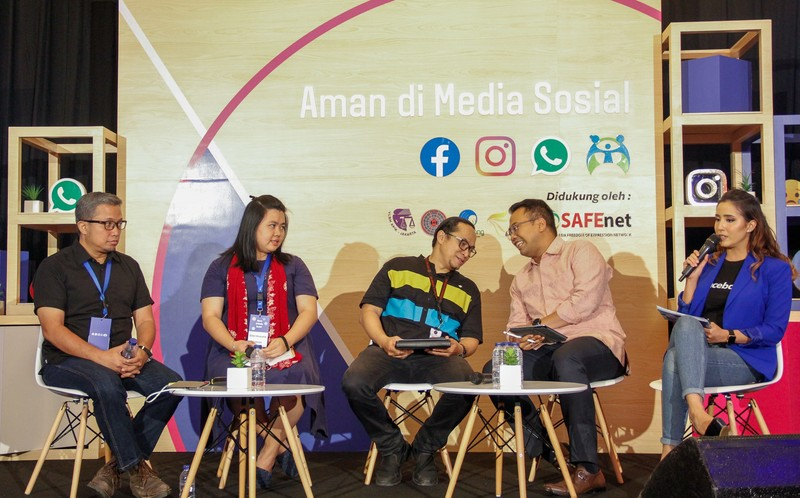 Donny BU, Staf Ahli Menteri Kominfo; Ellen Kusuma, Koordinator Sub Divisi Kekerasan Berbasis Gender Online SAFEnet, Kompol Adri Desas; dan Ruben Hattari, Kepala Kebijakan Publik Facebook di Indonesia dalam sesi Diskusi Panel Aman di Media Sosial tentang cara-cara untuk tetap aman di media sosial