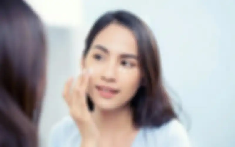 Memakai eye cream