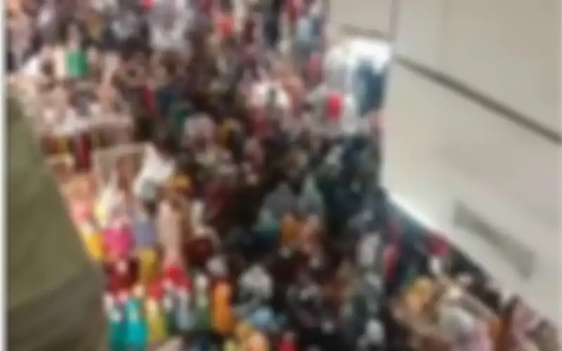 Foto kerumunan di Pasar Tanah Abang, Jakarta Pusat, pada Sabtu (1/5/2021). Warga berbondong-bondong belanja jelang Hari Raya Idul Fitri.