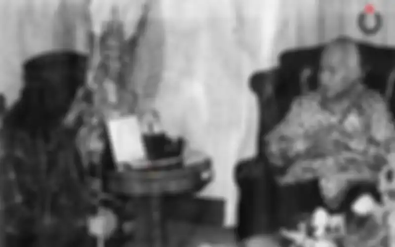 Emha Ainun Nadjib atau Cak Nun saat bertemu Presiden Soeharto. Cak Nun menjadi saksi kamar mewah Tommy Soeharto saat mendekam di LP Cipinang. 