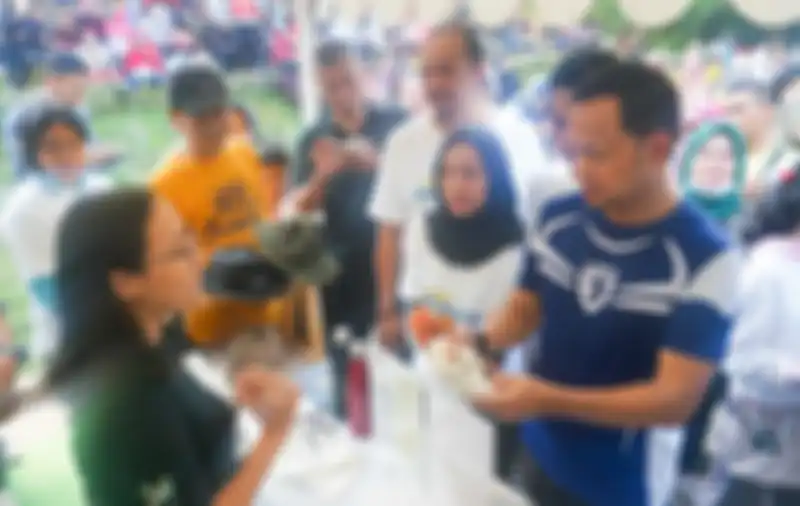 Bima Arya, Walikota Bogor ke booth daur ulang plastik.