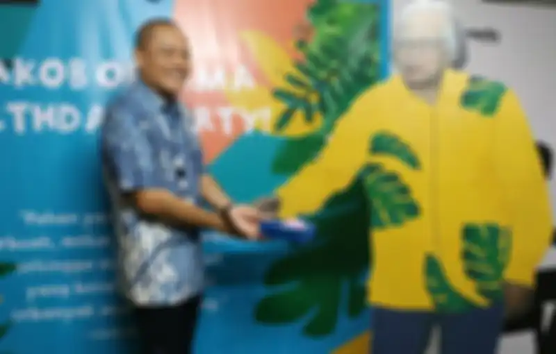 Liliek Oetama berpose di salah satu instalasi seni Jakob Oetama di Pameran HUT JO88 di Kompas Palmerah, Jakarta, Senin (23/9/2019).