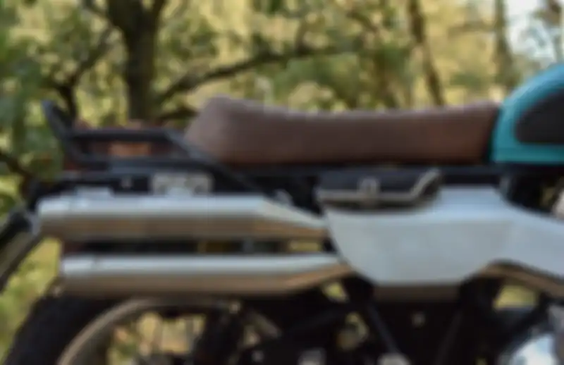 Side cover dan knalpot model scrambler. Ada pula rak bagasi custom.