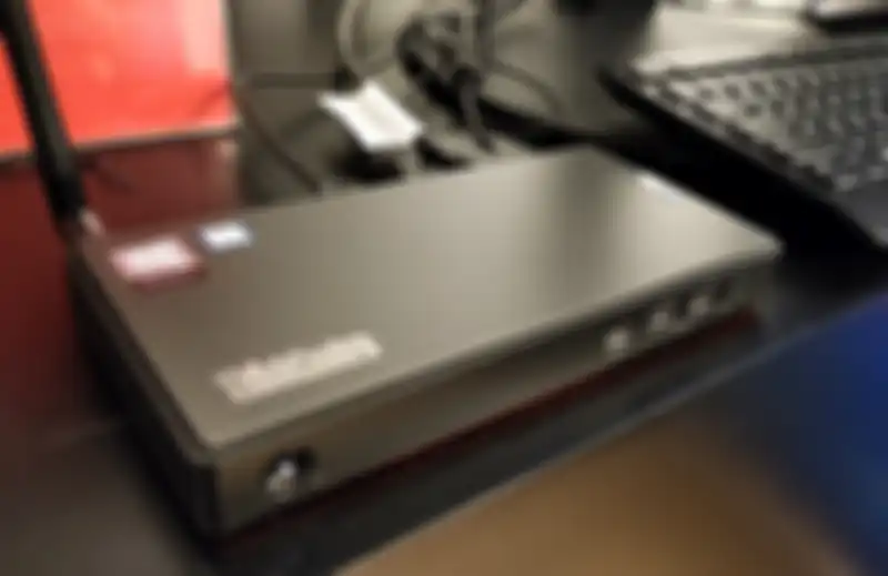 ThinkCentre M90n-1 Nano saat dipasang keyboard dan monitor
