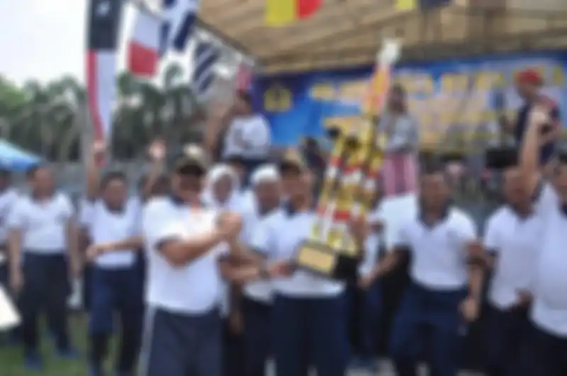 Mantan Danseskoal Laksamana Muda (Purn) Herry Setianegara sengaja membiarkan anaknya cari duit bareng Ahmad Dhani. Begini alasannya.