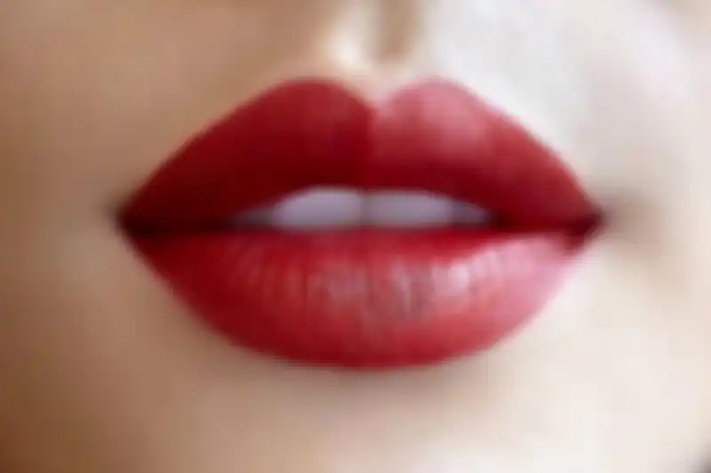 Bibir atas dan bawah tebal