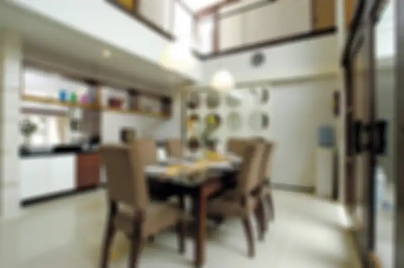 Monokromatik sangat minim kontras. Agar tidak membosankan, gunakan permainan bentuk dan desain dalam elemen interior. Ruang makan yang menggunakan warna monokromatik coklat ini,  misalnya, menjadi tidak membosankan karena ada permainan bentuk bulatan pada cermin di salah satu bidang dinding.