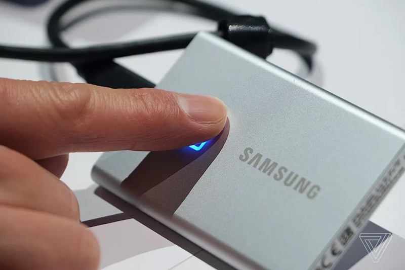 Sensor sidik jari pada Samsung SSD T7 Touch