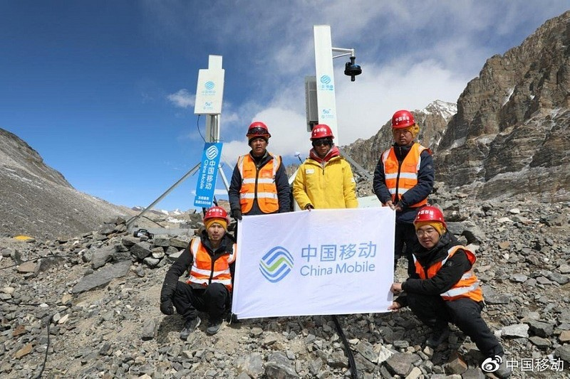 Tim dari China Mobile yang memasang jaringan 5G di Everest