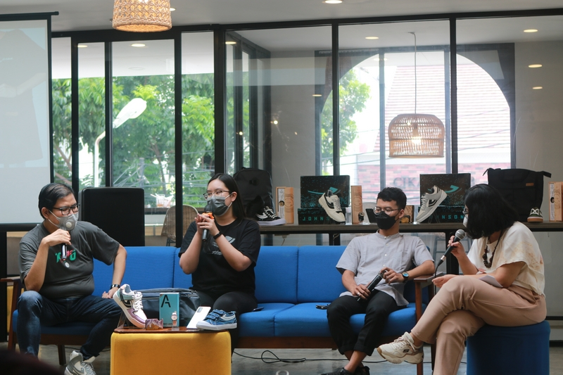 Aryo Meidianto A, PR Manager OPPO Indonesia dan para pemilik UMKM Indonesia berkolaborasi