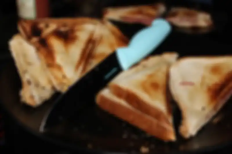 Roti bakar jadi menu sahur anak kos
