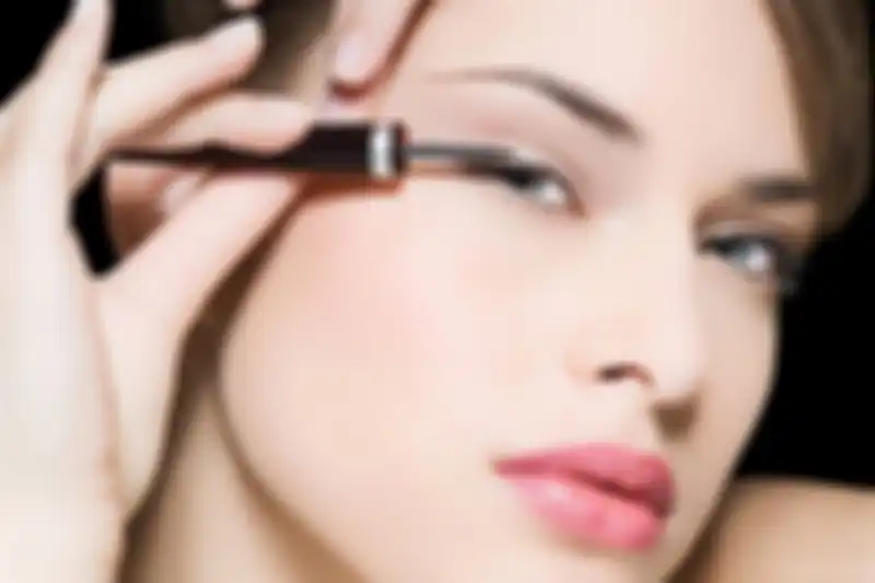 memakai liquid eyeliner