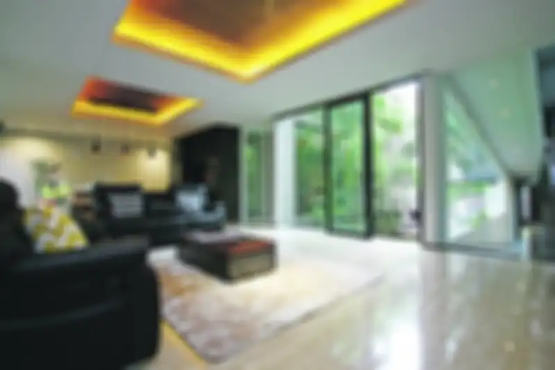 Ruang tamu di rumah tropis modern ini dirancang terbuka ciptakan suasana natural.