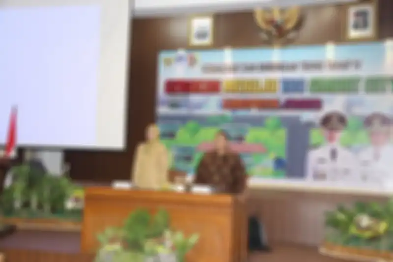 Bupati Jember dr Faida MMR (kiri) membuka acara bimbingan teknis ke-4 di Jember
