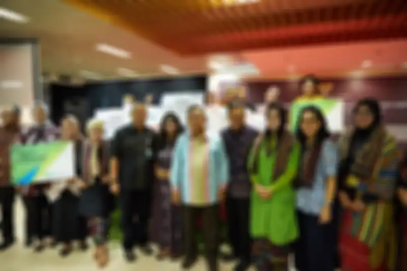 Ankiti Bose, CEO dan Co-founder dari Zilingo, Darmin Nasution, Menteri Koordinator Bidang Perekonomian RI dan Ankiti Bose, Iskandar Simorangkir, Deputi I Bidang Koordinasi Ekonomi Makro dan Keuangan dari Kementerian Koordinator Bidang Perekonomian Indonesia bersama dengan Komunitas Cinta Berkain Indonesia (KCBI) setelah upacara simbolis dari penyerahan Kredit Usaha Rakyat (KUR) dari Mandiri, BNI dan BRI untuk klaster fesyen dan gaya hidup