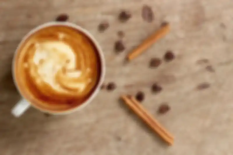 Kopi dengan taburan bubuk kayu manis