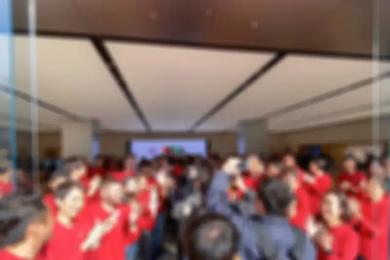 Karyawan Apple Store menyambut para pengunjung