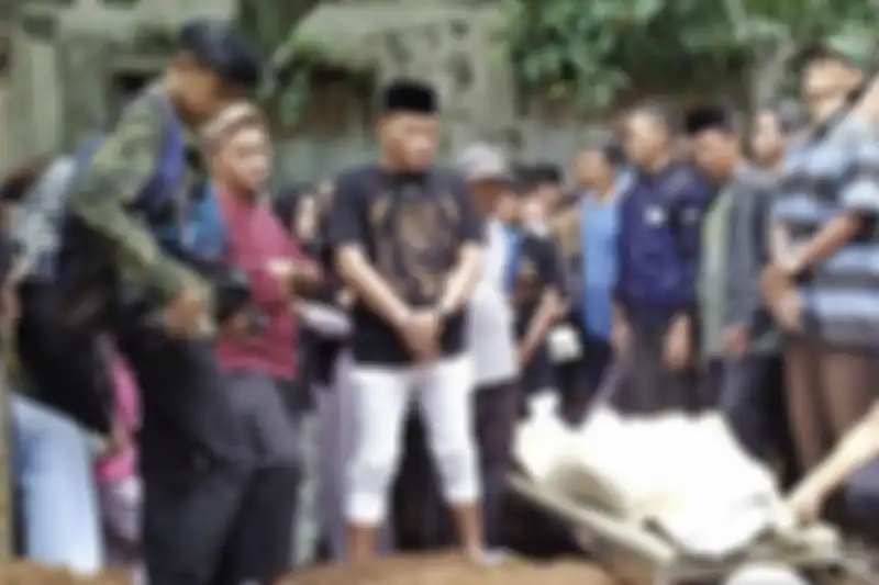 Sule ikut memakamkan mantan istrinya