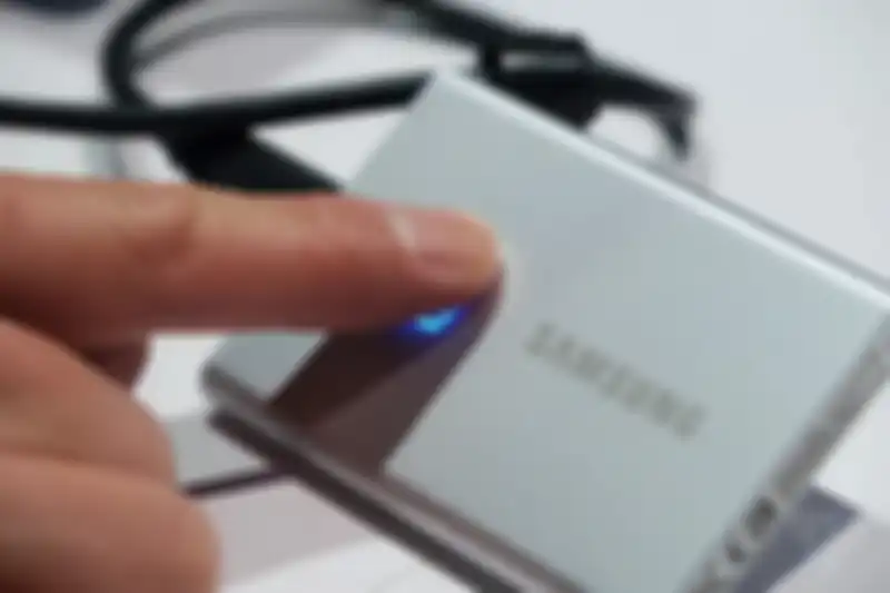 Sensor sidik jari pada Samsung SSD T7 Touch