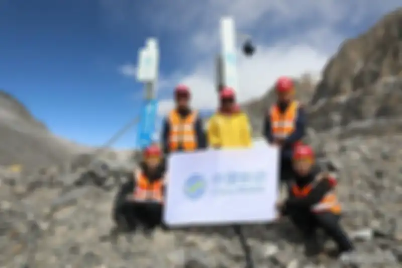 Tim dari China Mobile yang memasang jaringan 5G di Everest