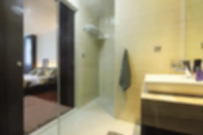 Akses ke kamar tidur berupa pintu geser kayu. Aman dari basah sebab area mandi di box shower.