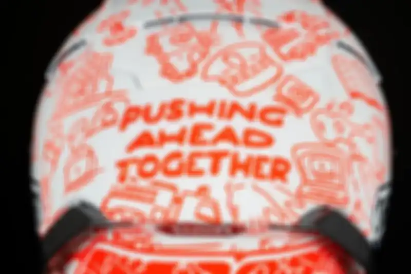Helm dengan desain khusus punya jargon 'Pushing Ahead Together' di bagian belakang.