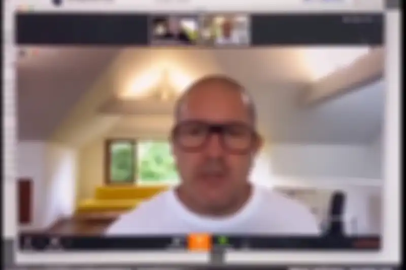 Jony Ive menggunakan AirPods