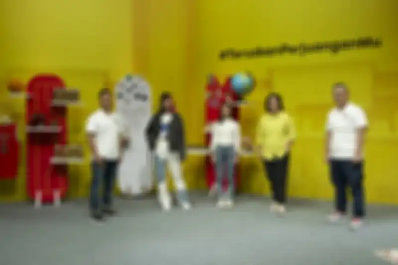 Fahroni Arifin, Senior Vice President – Head of Brand Management & Strategy Indosat Ooredoo bersama para anak muda yang berjuang melawan pandemi