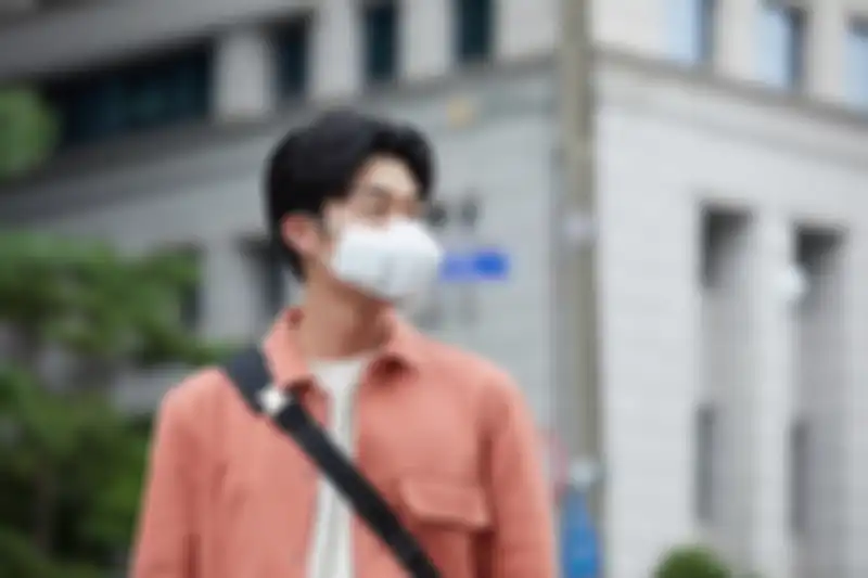 Ilustrasi pemakaian air purifier wearable, bisa mengikuti perjalanan pengguna (dok. LG)