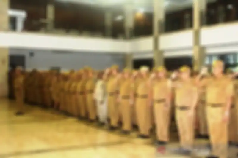 Gaji ke-13 Pegawai Negeri Sipil (PNS) telah dipastikan cair pada 1 Juni 2021. Simak daftar penerima hingga besaran yang masuk rekening. 