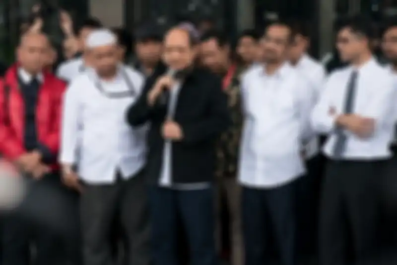 Penyidik Komisi Pemberantasan Korupsi (KPK) Novel Baswedan (tengah) didampingi Wakil Ketua KPK Laode M Syarif (kanan), Mantan Ketua KPK Abraham Samad (kedua kanan), Wakil Ketua Wadah Pegawai (WP) KPK Harun Al Rasyid (kedua kiri) dan Penasehat Hukum Novel Baswedan Saor Situmorang (kiri) memberikan ke