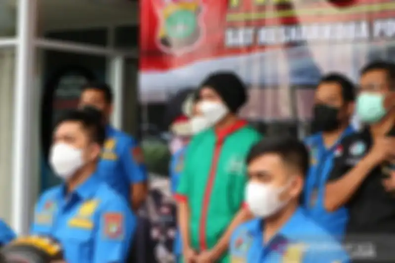 Di depan kamera wartawan, Anji telah ditetapkan sebagai tersangka kasus narkoba, Wina Natalia bilang begini kepada anak-anaknya. 