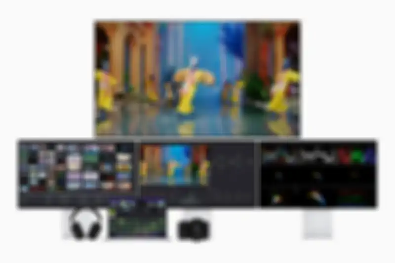 MacBook Pro 16 inci dengan konekso 3 XDR Pro Display dan Apple TV