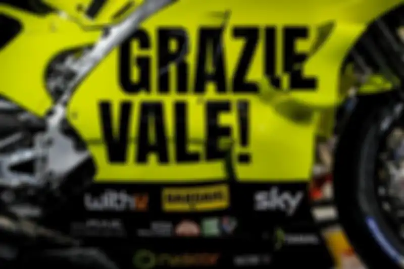 Livery tim SKY VR46 Avintia dibalut kelir kuning dengan grafis GRAZIE VALE!