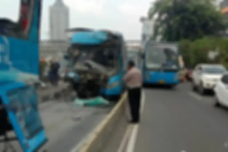 Foto sopir bus TransJakarta yang meninggal karena terjepit stang kemudi tersebar luas di media sosial. Terungkap fakta mengejutkan di baliknya.