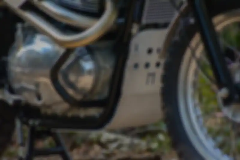 Cover radiator, skid plate, dan engine guard terpasang di area bawah.