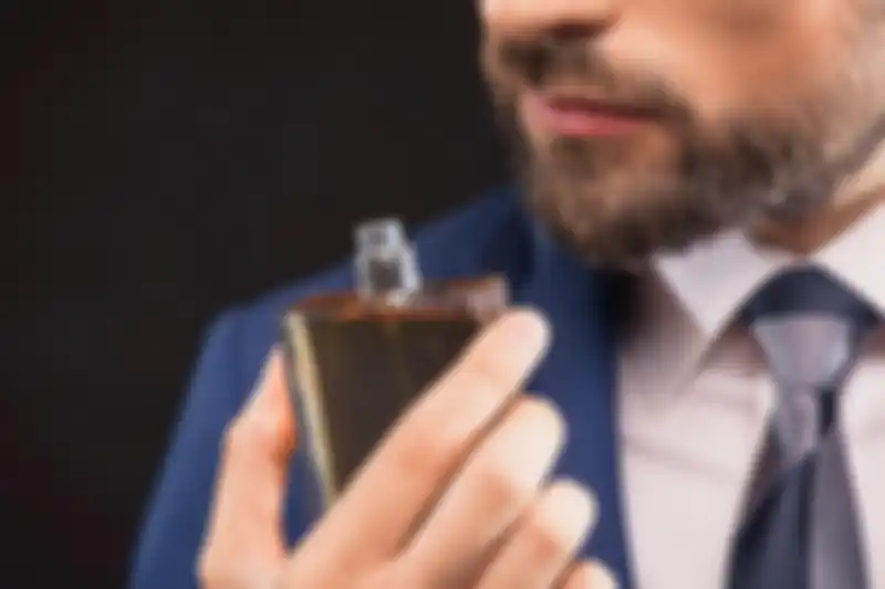 ilustrasi cowok pakai parfum