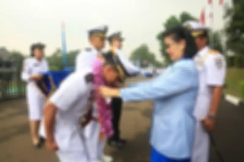 Mobil ibunda gitaris kesayangan Ahmad Dhani Vega Antares remuk usai menabrak truk tronton. Sang ibunda dibawa ke RS dalam kondisi begini.