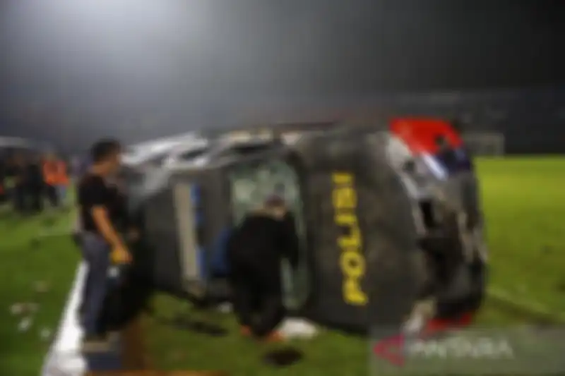 Cerita pilu sosok ibu di tragedi Kanjuruhan tersebar luas. Tangisnya pecah anak yang digendong sudah tak bernyawa. Ya Allah annakku!