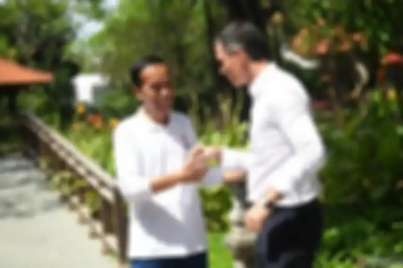 Foto gaya menteri Jokowi ini mencuri perhatian. Dia menyandang kamera DSLR lensa tele panjang di Tahura Bali. 